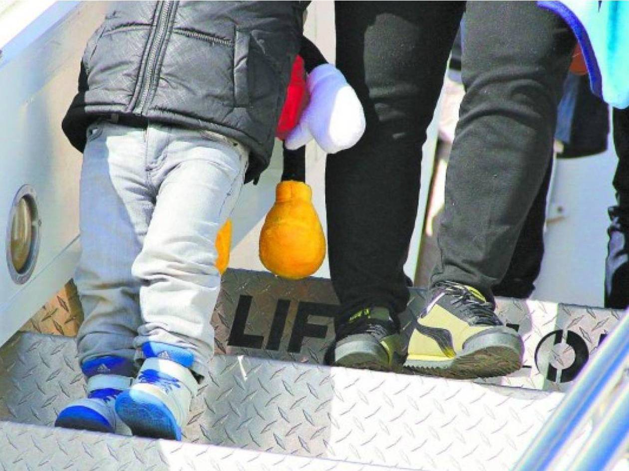 Honduras sigue de cerca casos de niños estadounidenses deportados con sus madres