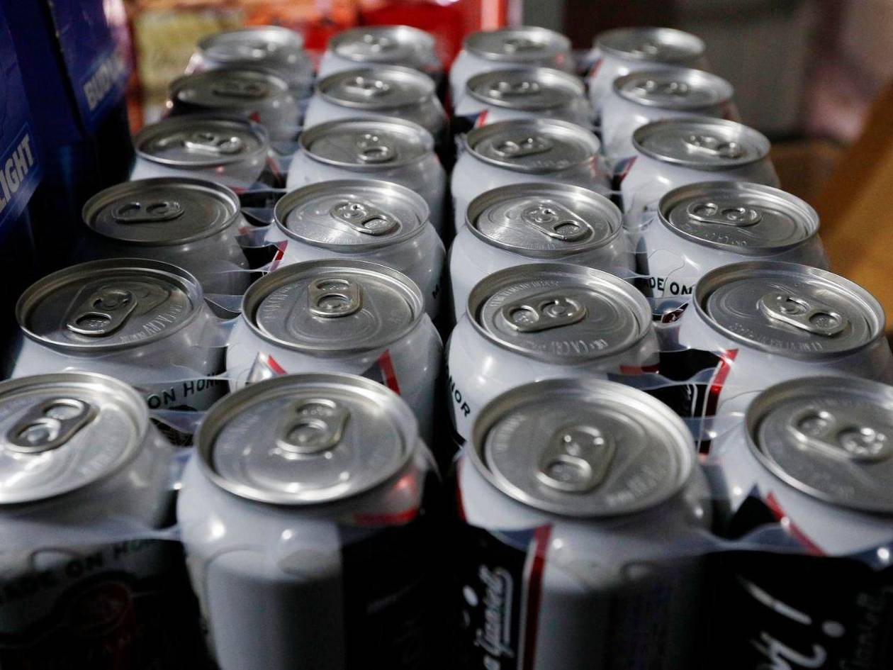 Estados Unidos impondrá arancel a latas de aluminio para envasar cervezas