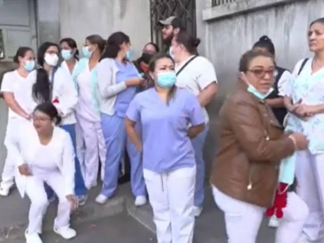 Empleados del Hospital Escuela protestan por falta de pagos