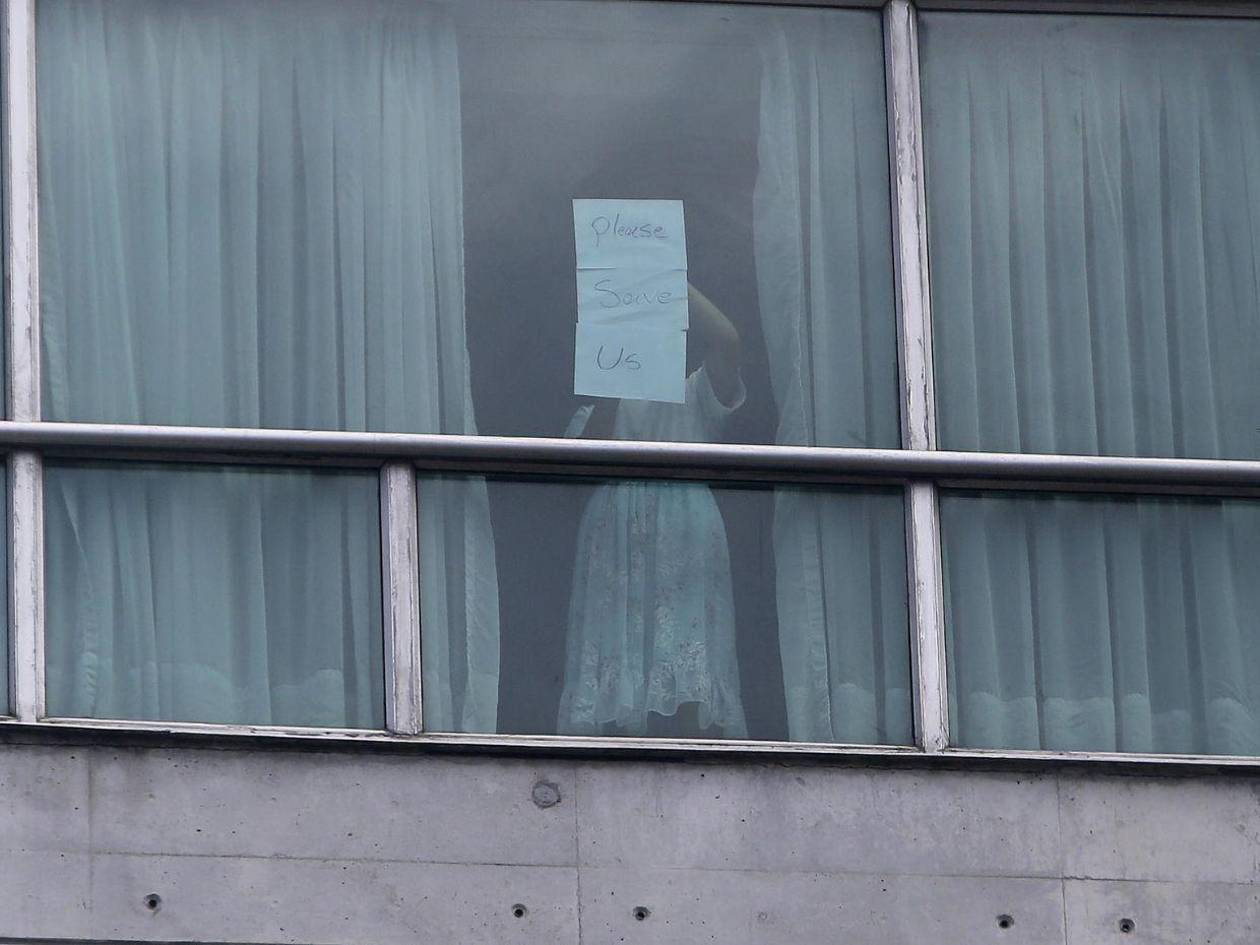 Trasladan a 98 migrantes deportados desde un hotel de Panamá hasta el Darién