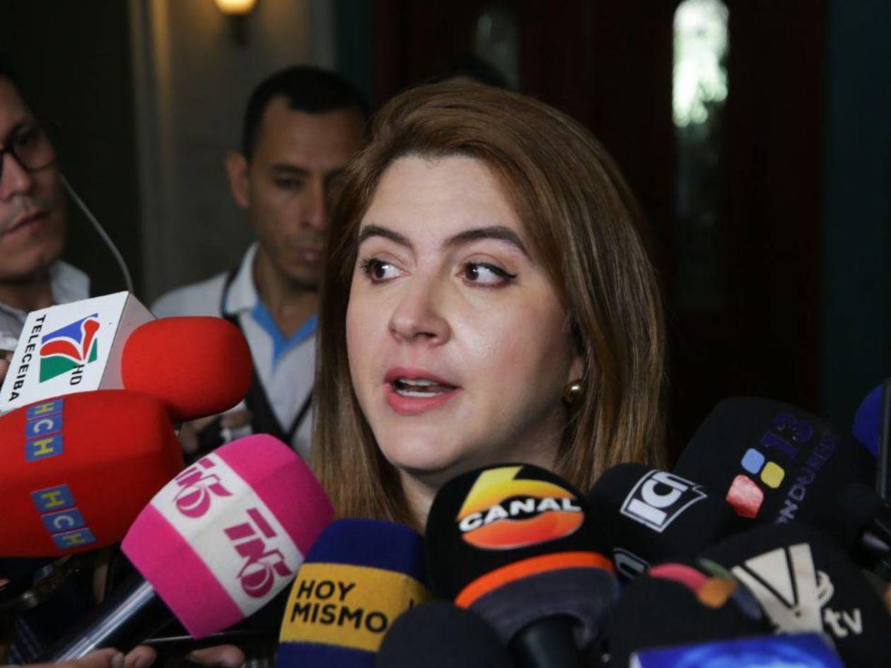 Es insostenible continuar trabajando en el CNE: Cossette López tras ingreso de la ATIC