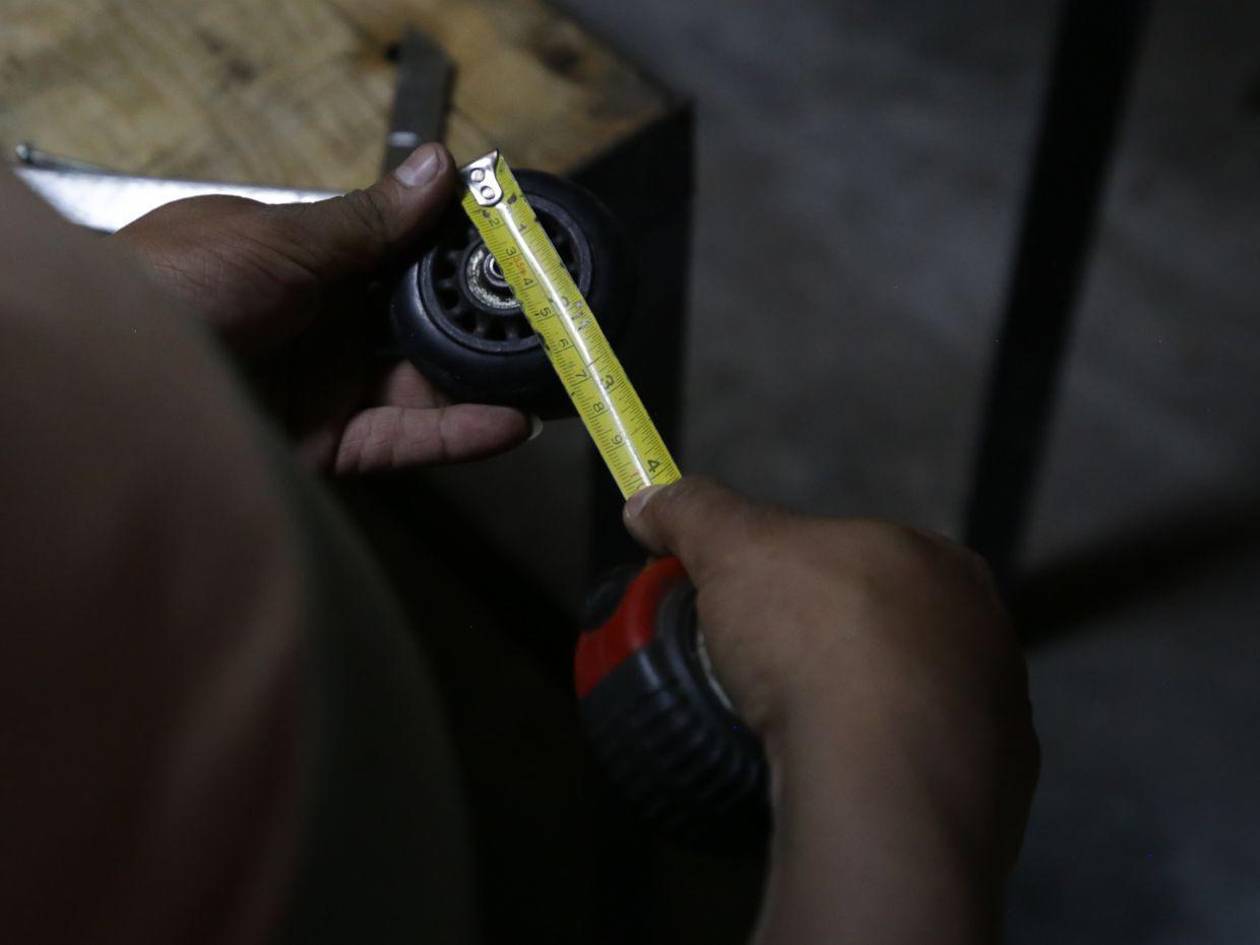 Un taller en la capital para fabricar sillas de ruedas para perros y gatos