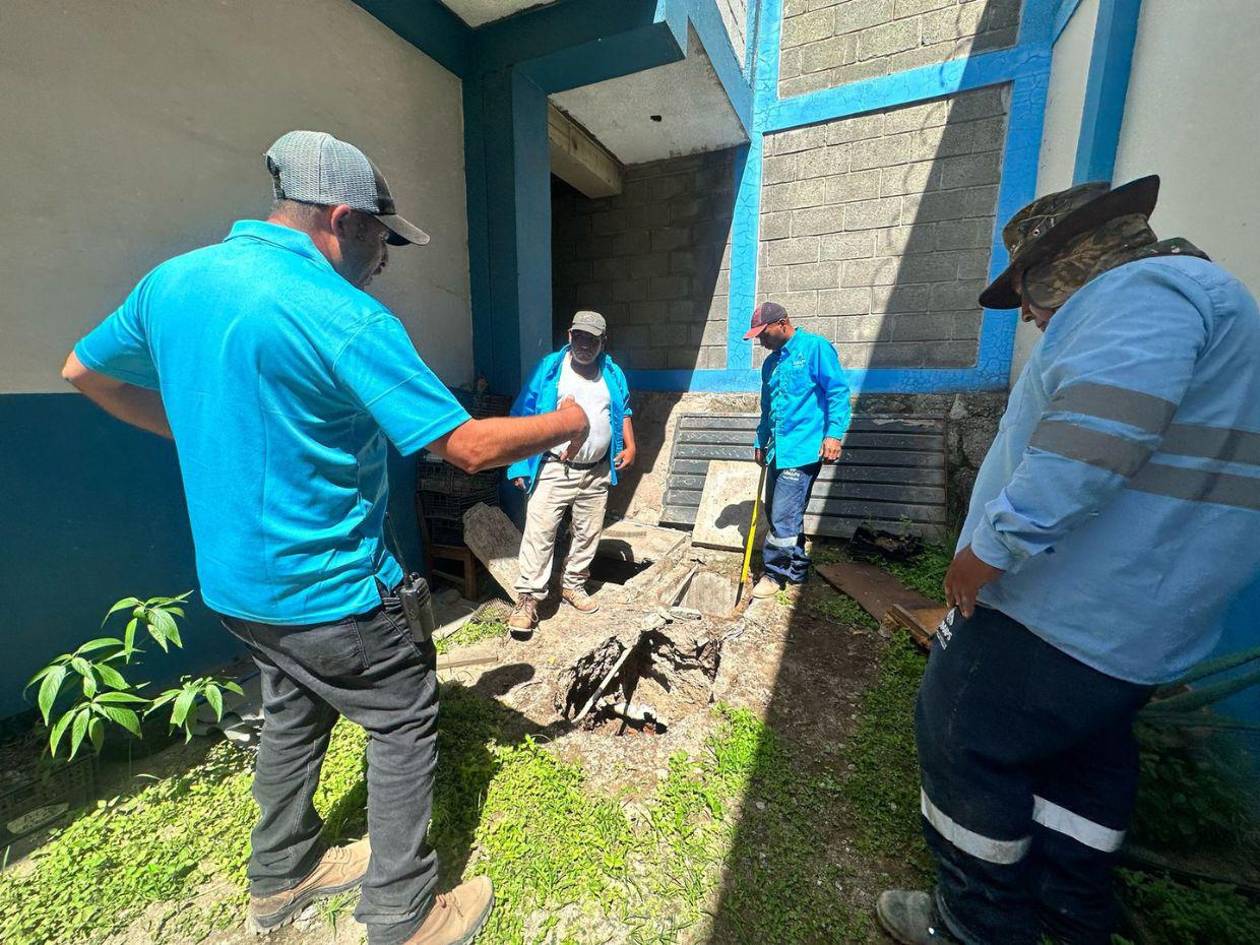 Tras denuncia: UMAPS repara socavón en escuela Álvaro Contreras de Tegucigalpa