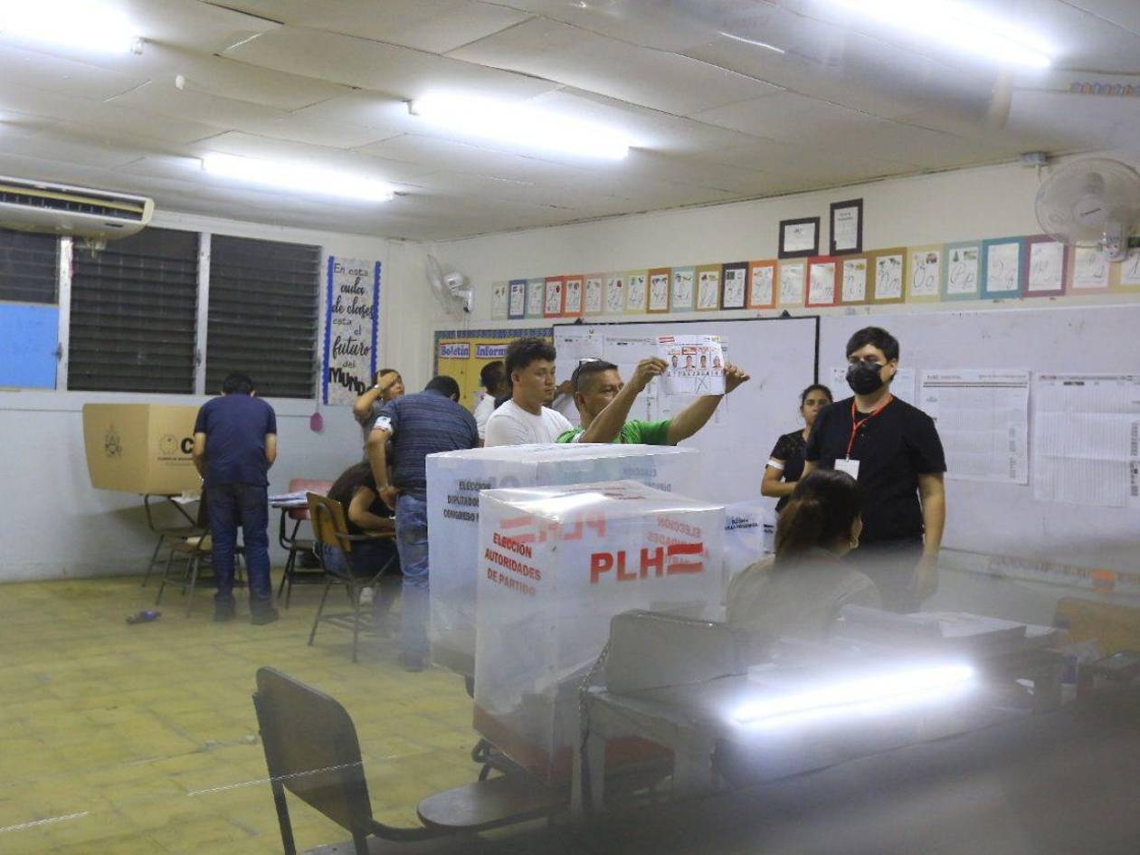 Escrutinio sigue este lunes en algunos centros de votación por retraso de urnas