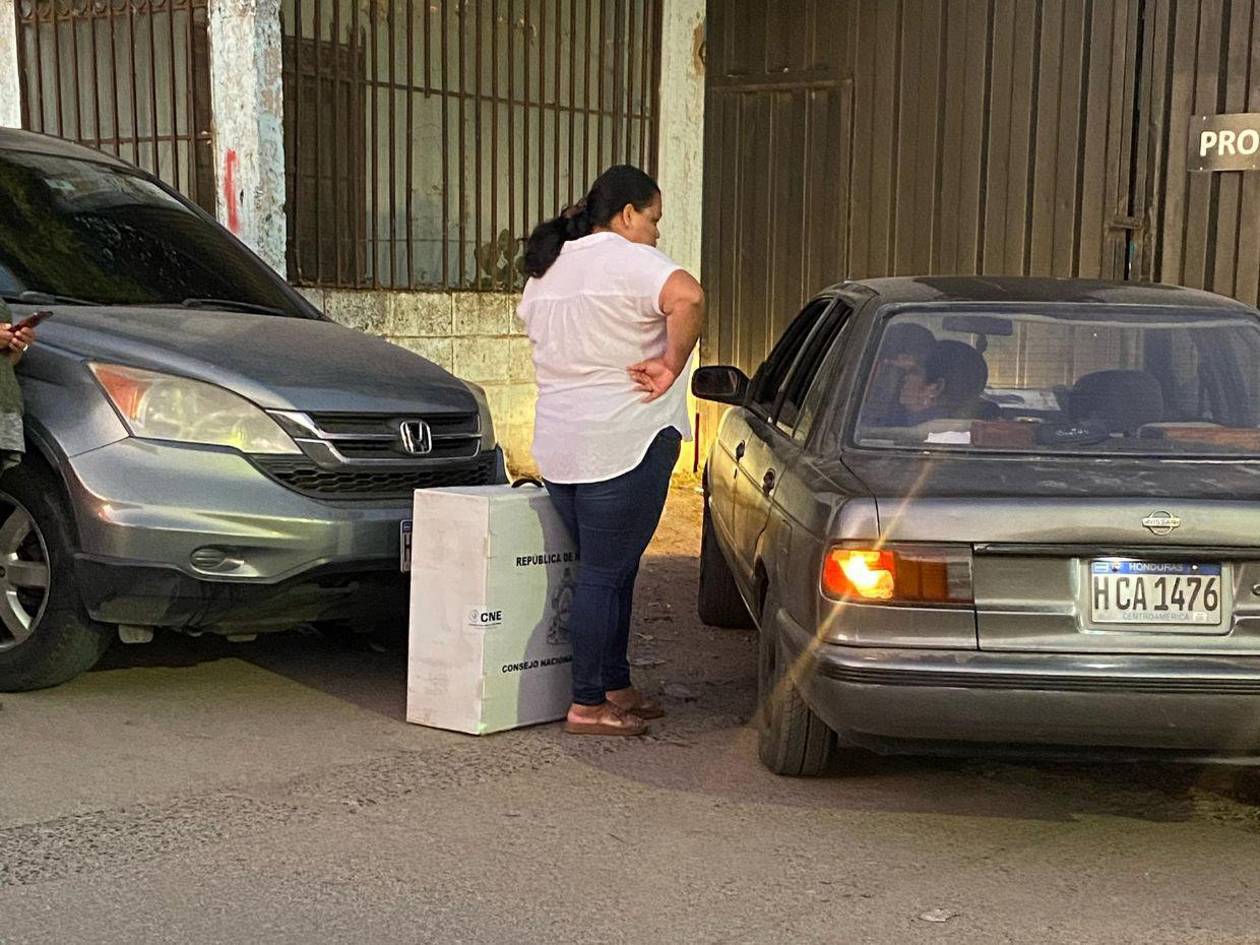 Denuncian a una ciudadana por llevar una maleta electoral en su vehículo
