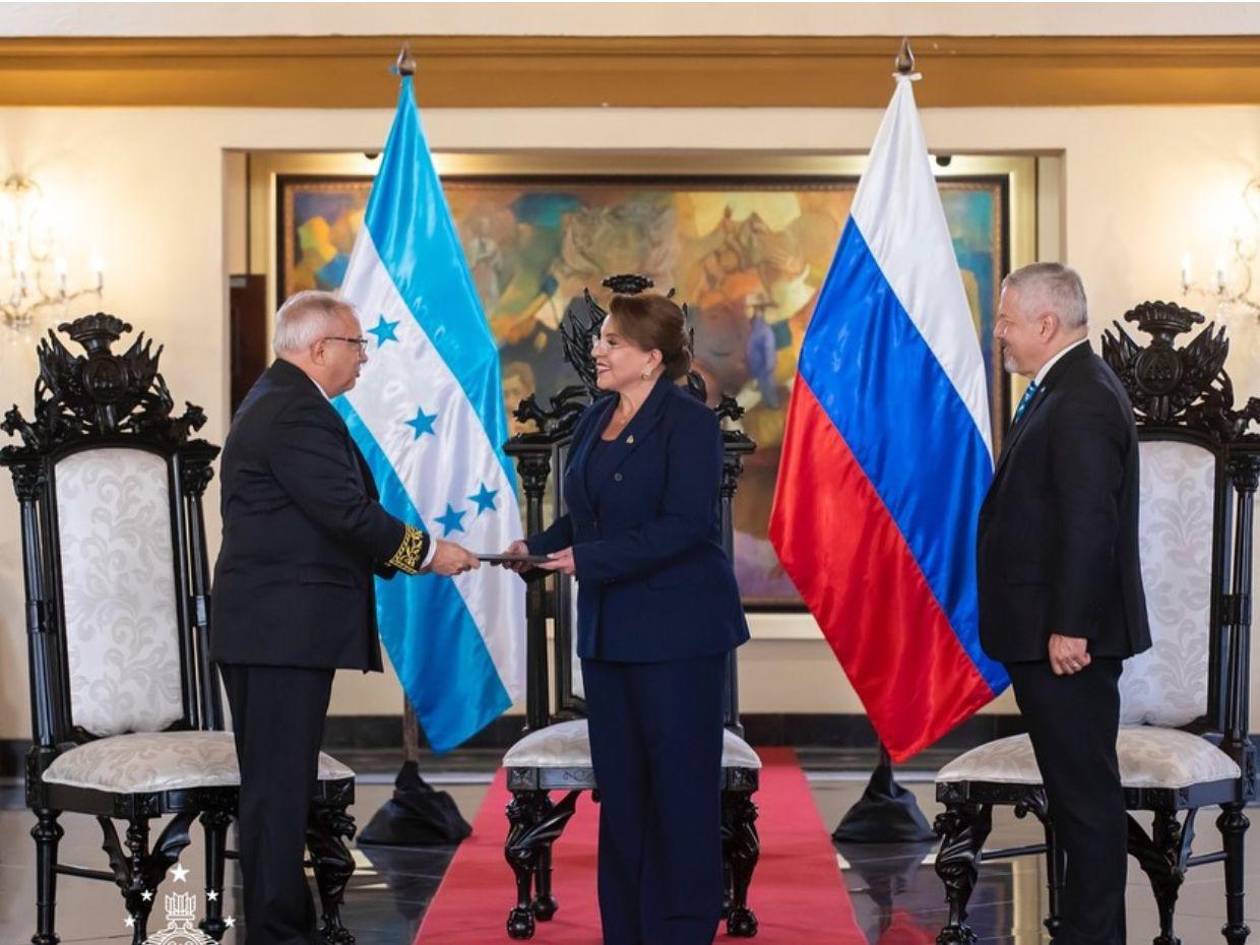 Retraso en acreditación de diplomáticos refleja sesgo ideológico, alerta experto