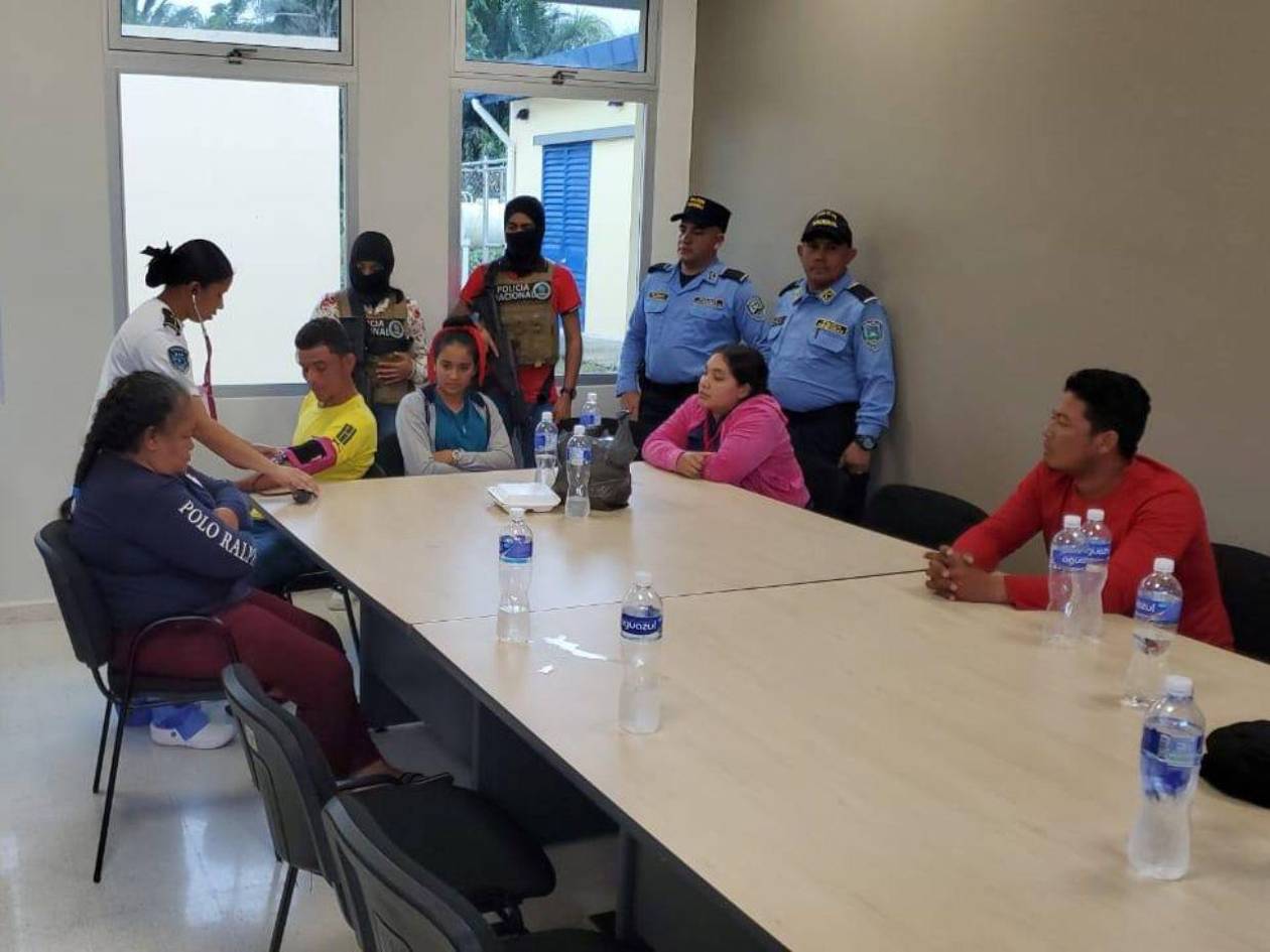 Hallan con vida a 13 personas secuestradas en el Crique Las Marías de Tela