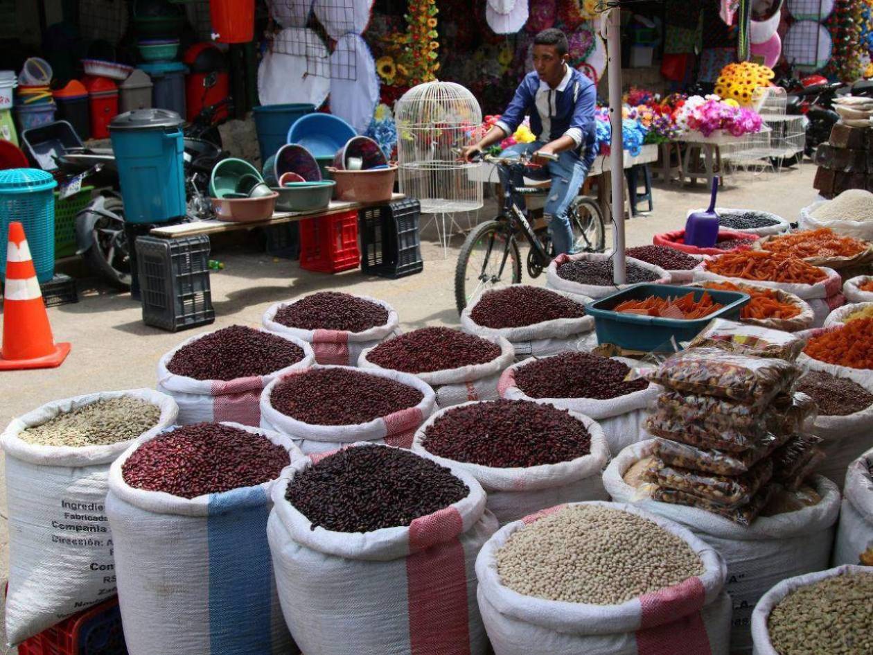 Verduras y granos básicos reportan alzas de precios en mercados de la capital