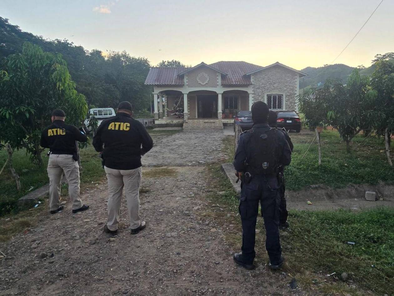Realizan allanamientos contra banda “Los Castillos”, liderada por alcalde prófugo de El Triunfo