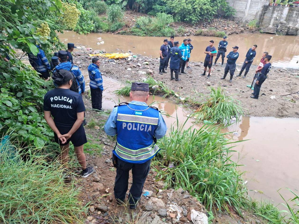 Intensifican búsqueda de niño y policía arrastrados por quebrada