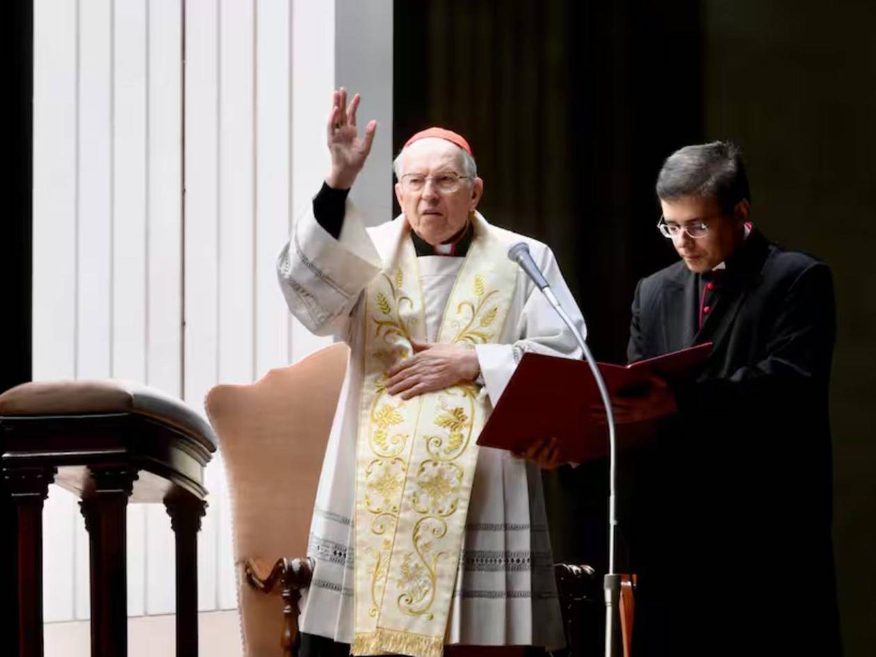 Cardenal Giovanni Re pide que tercera fumata sea blanca y que la iglesia tenga un papa