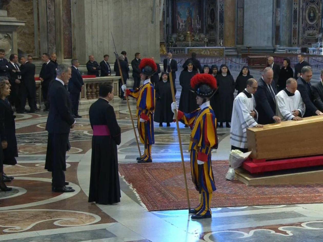 Los reyes de España se despiden del papa Francisco en su funeral