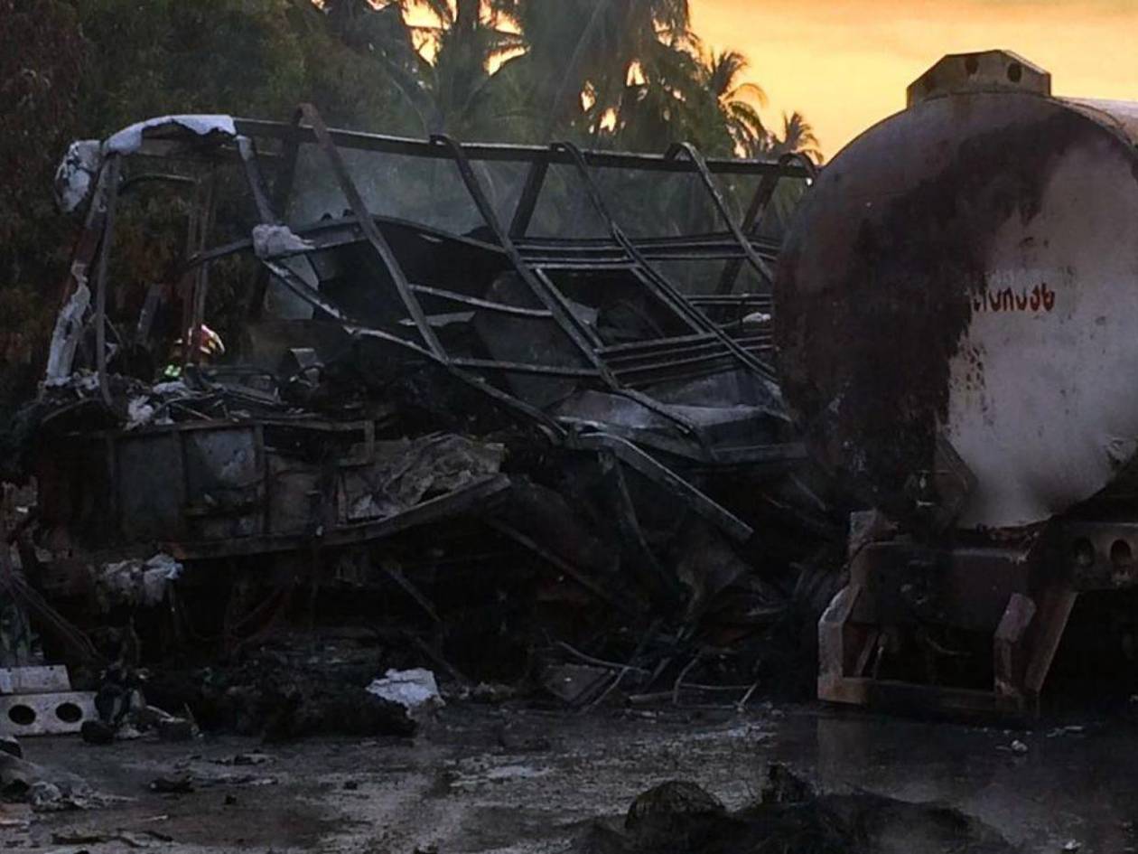 Al menos 35 muertos y 11 heridos deja choque entre bus y tráiler en México