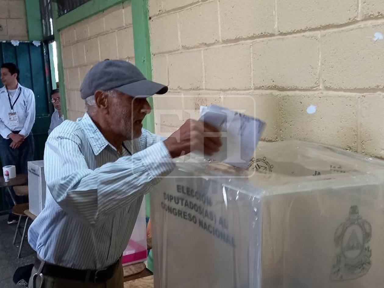 Constantino Guevara, ejerce el primer voto de las elecciones Honduras 2025