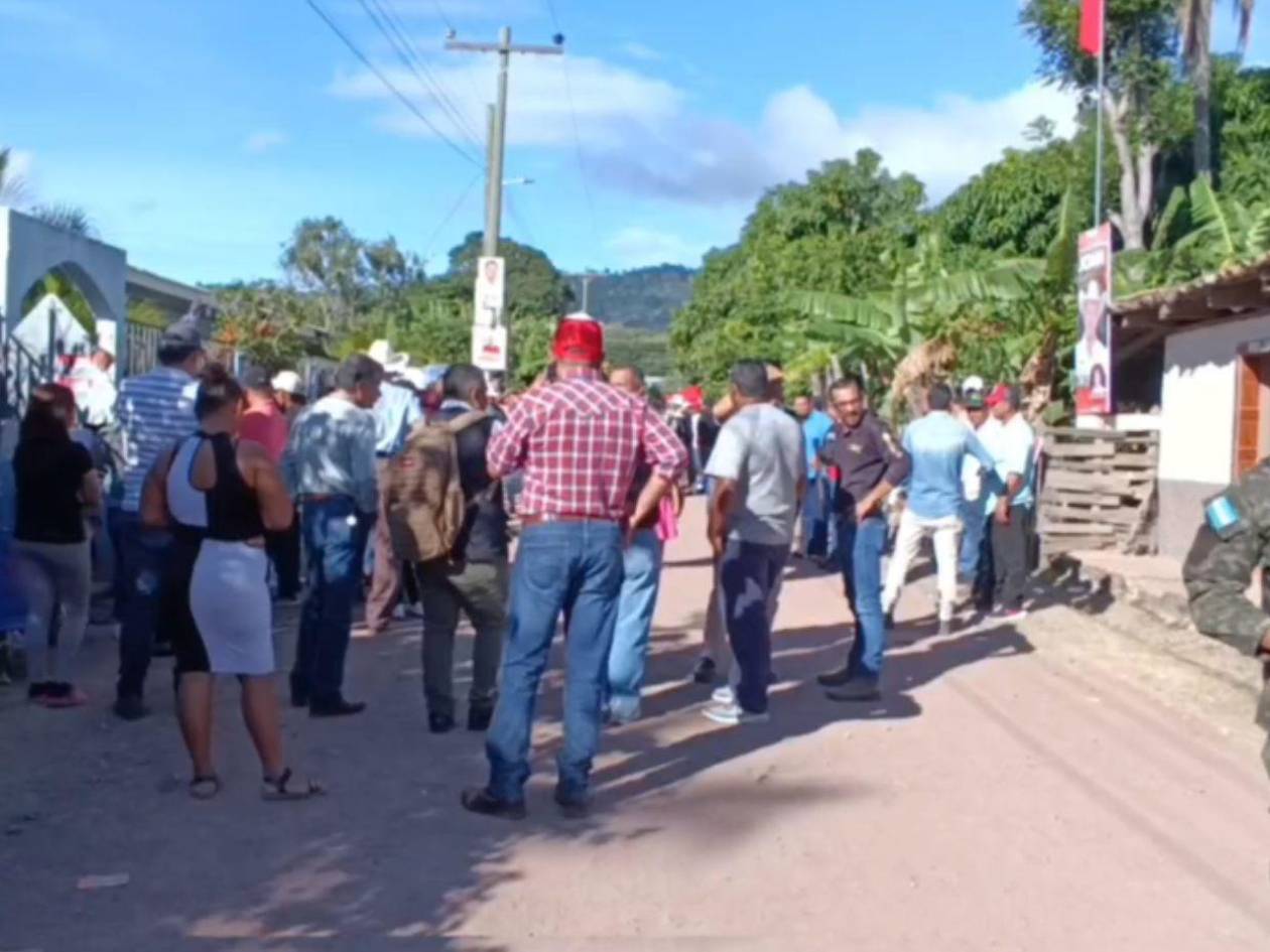 Entre problemas con alcalde local y largas filas se realizaron elecciones en San Antonio de Flores