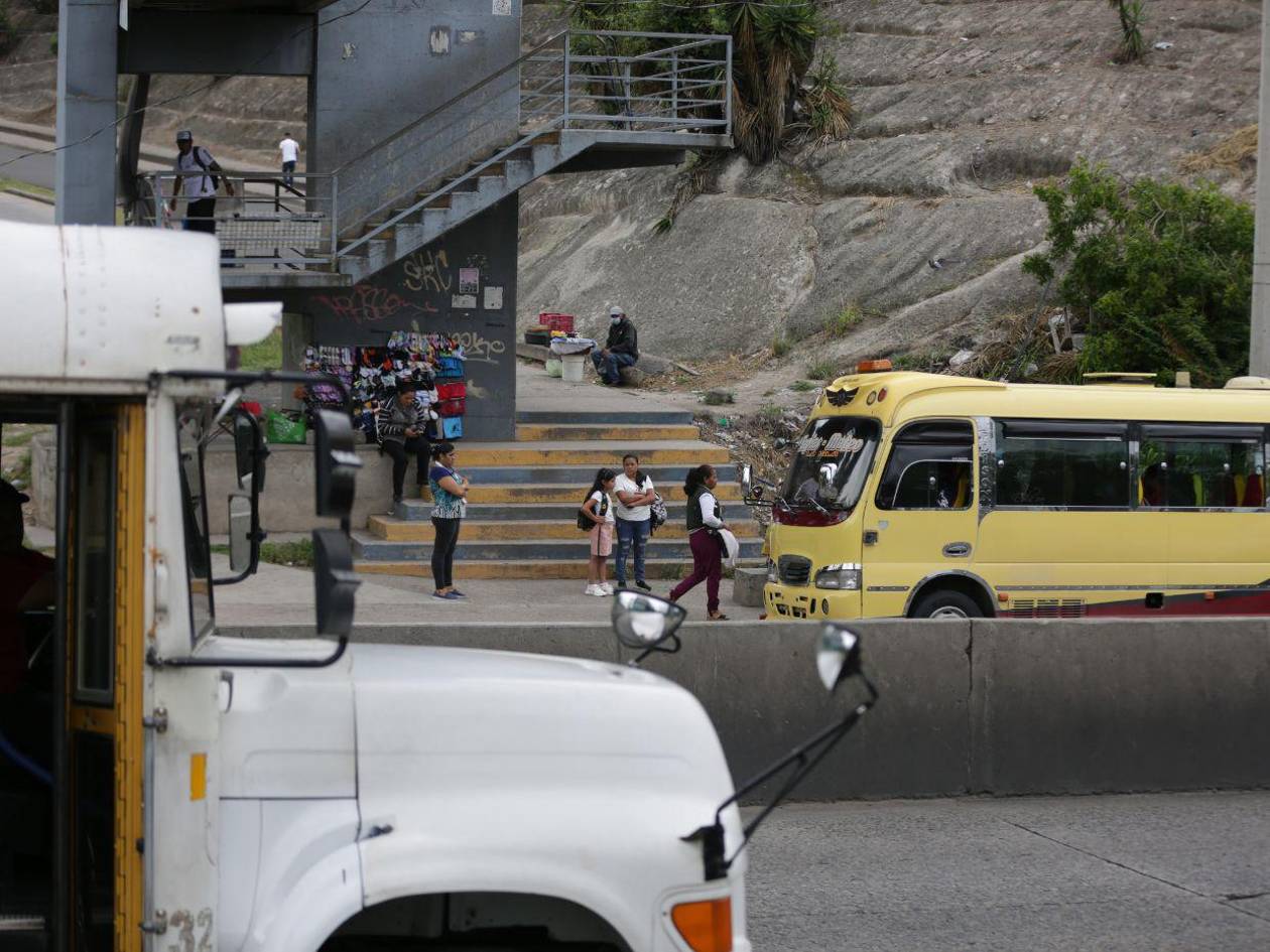 Falta de alumbrado público en puntos de taxi y buses aqueja a los usuarios