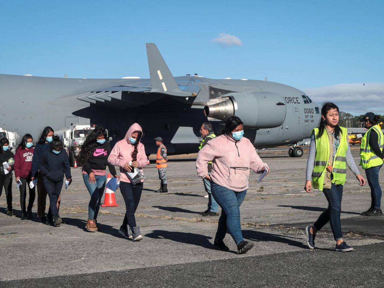 Trump envía primeros deportados a Guatemala en aviones militares