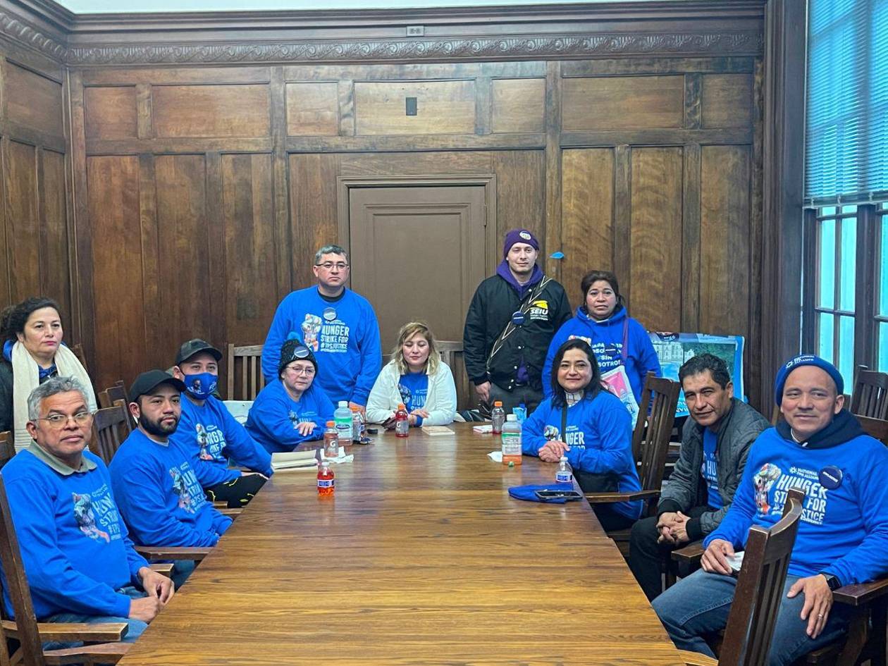 Una huelga de hambre de migrantes pide a Biden que los proteja antes de que llegue Trump