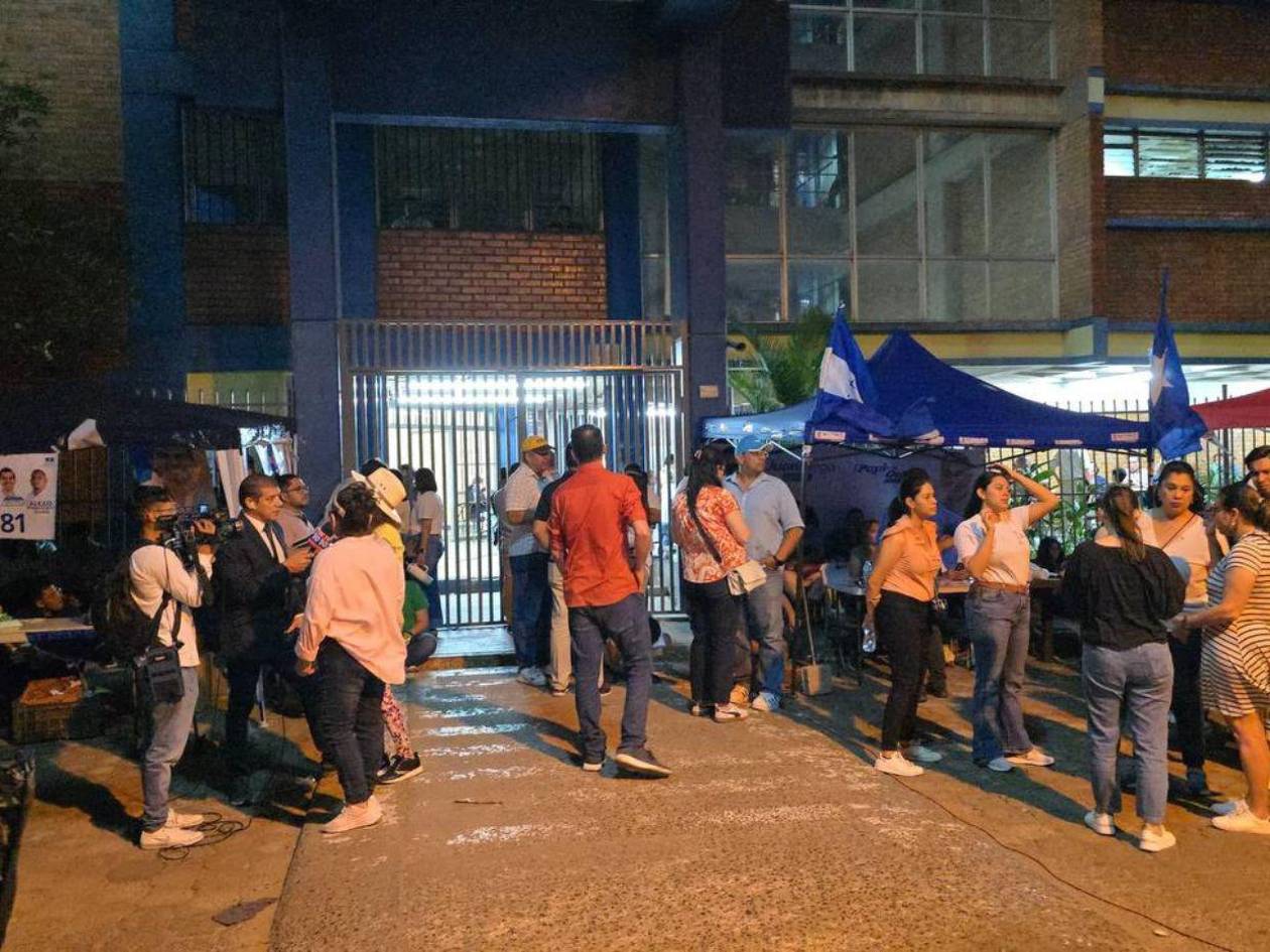 Ciudadanos comienzan a abandonar la Facultad de Medicina tras la no llegada del material electoral