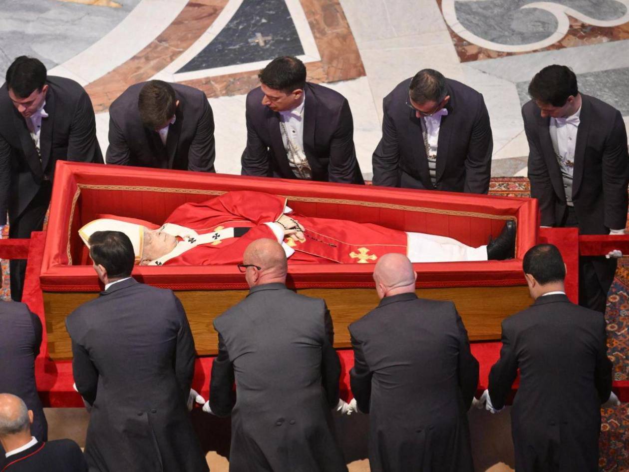 Inicia ceremonia de cierre del féretro del papa Francisco previo a su funeral