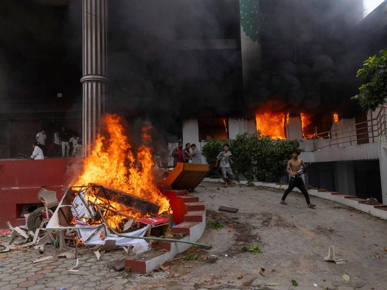Muere quemada esposa de exprimer ministro de Nepal durante protestas
