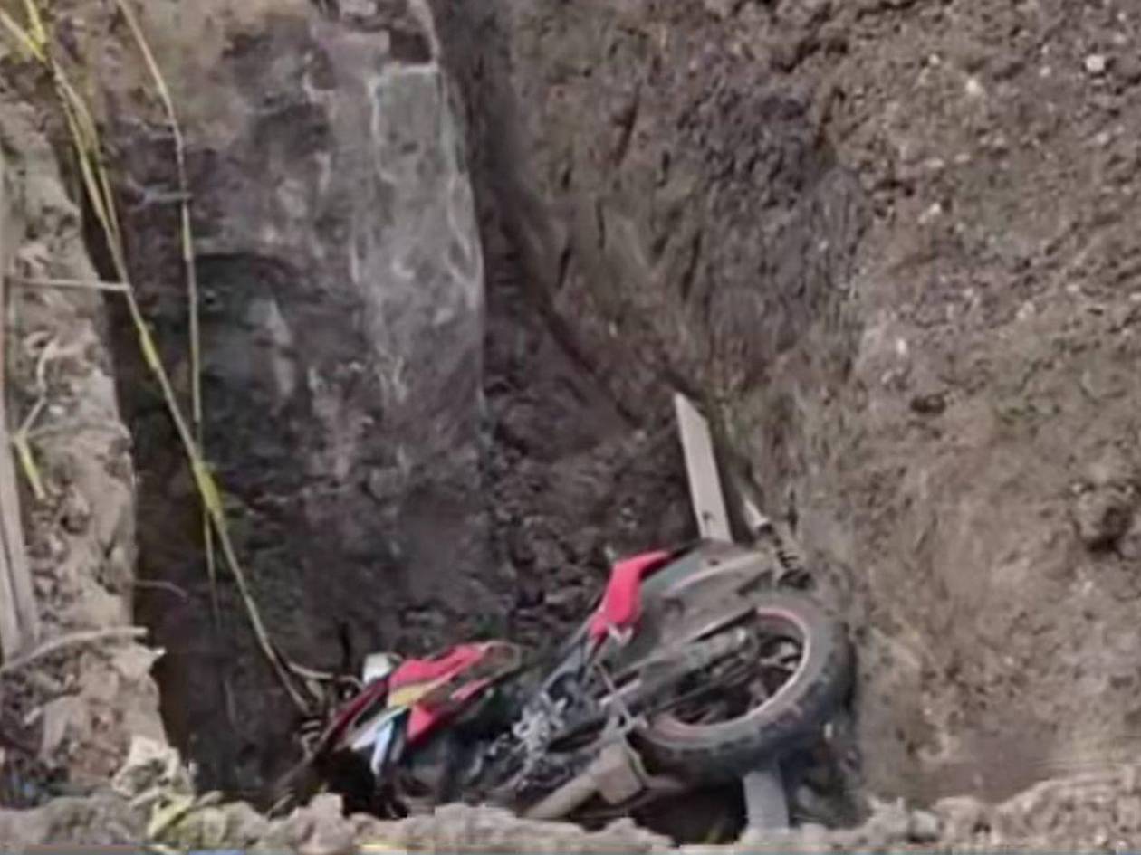 Fallece un hombre que cayó en un socavón mientras conducía su motocicleta en Danlí