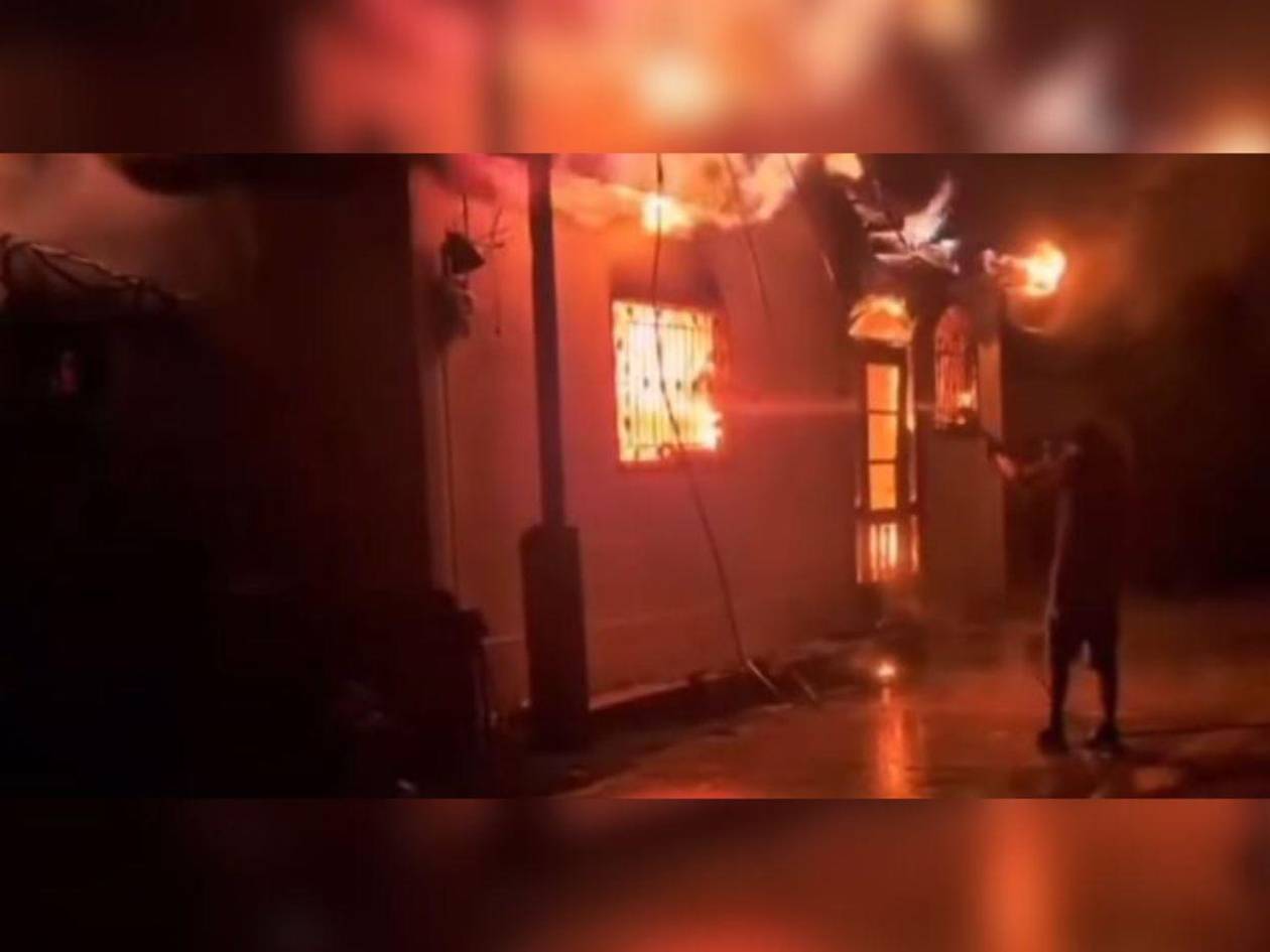 Dos personas mueren en voraz incendio en una casa en Omoa, Cortés