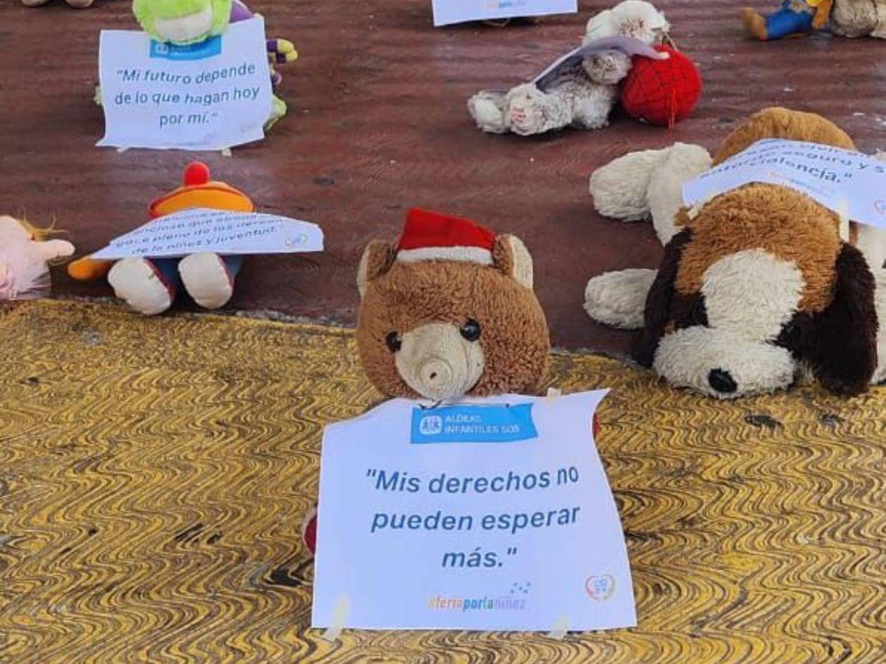 Instituciones realizan “plantón de peluches” para exigir protección a la niñez