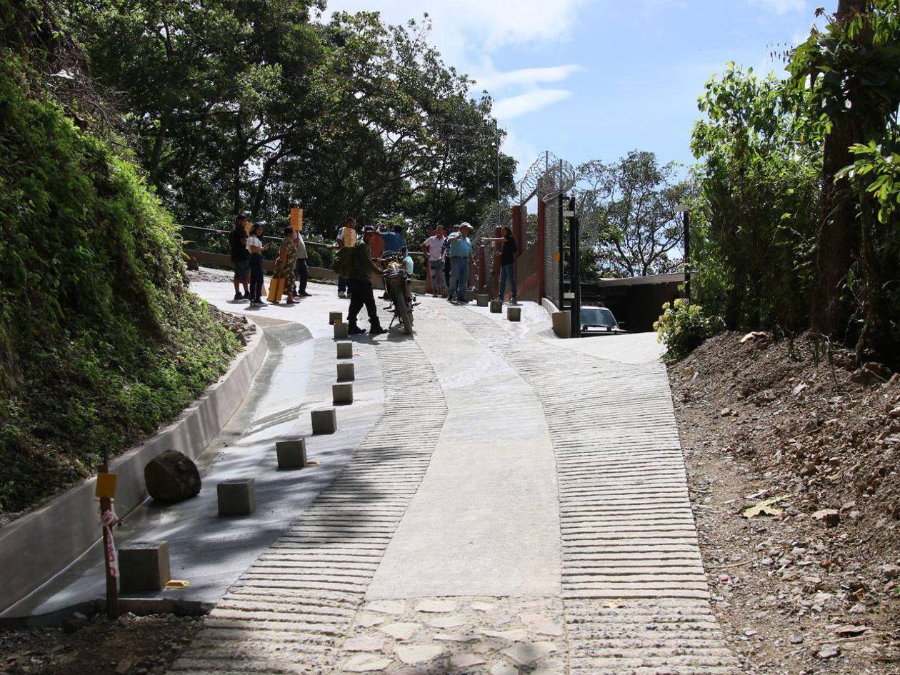 Alcaldía ordena quitar bloques colocados ilegalmente en vía hacia Nuevo Rosario