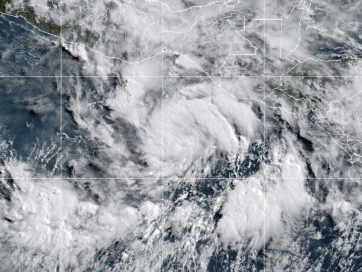 Huracán Erik alcanza categoría 4, acercándose a las costas del sur de México