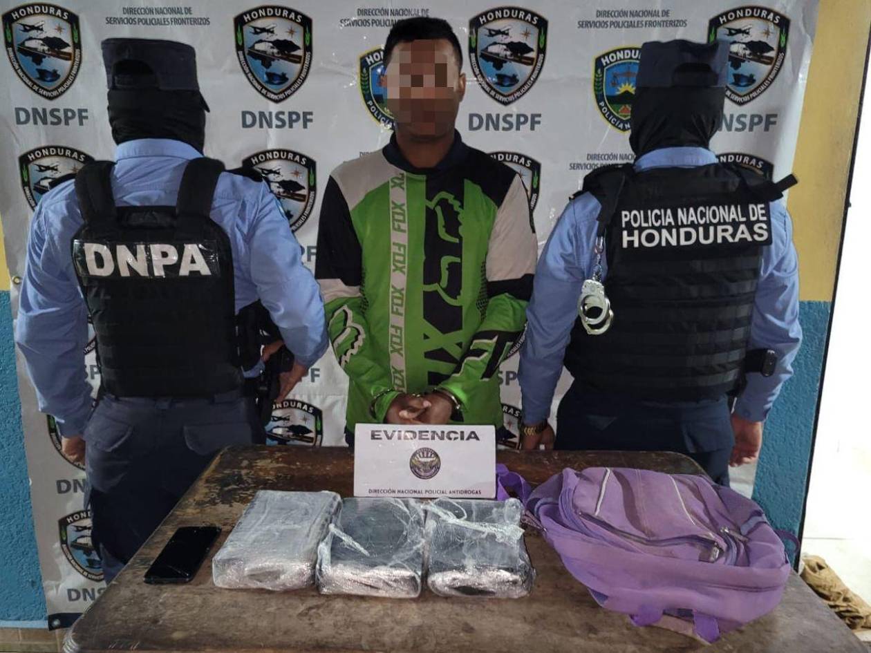 Cae hombre que transportaba tres kilos de cocaína en una mochila