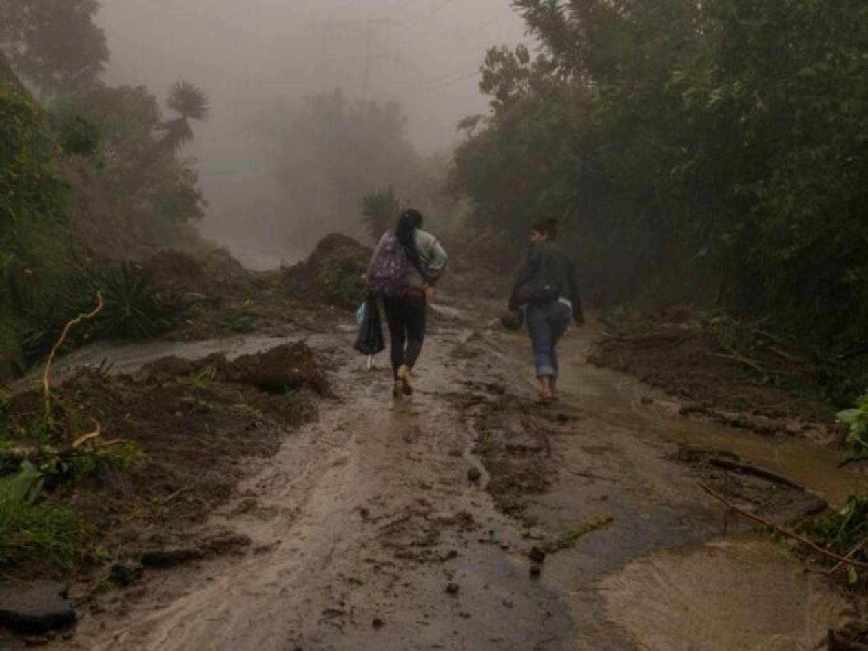 El Salvador eleva alerta por lluvias; al menos tres muertos y clases suspendidas