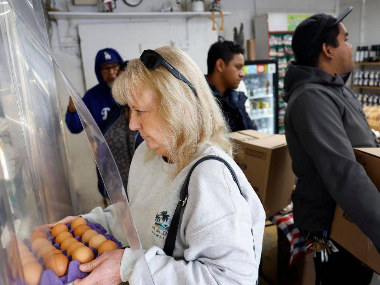 Gobierno de Trump demanda a California por subir el precio de los huevos