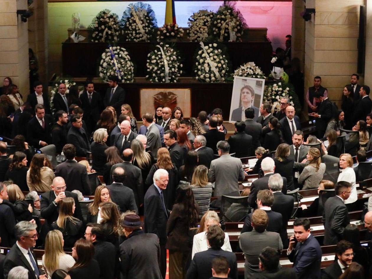 El Capitolio abrió sus puertas para que cientos de colombianos rindan homenaje a Miguel Uribe