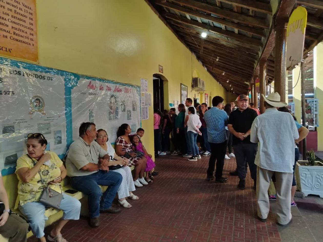 Largas filas y molestias: así se viven las elecciones generales en Choluteca