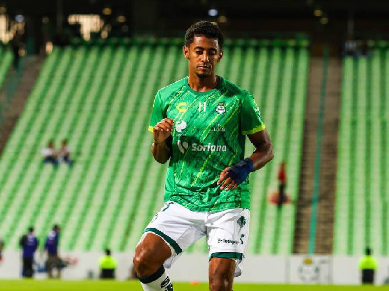 Choco Lozano la pasa mal en el Santos Laguna: Fue expulsado y desata furia en México