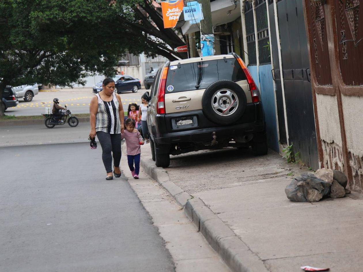 “Arriesgamos la vida al caminar”: Denuncian invasión de carros en aceras del Distrito Central