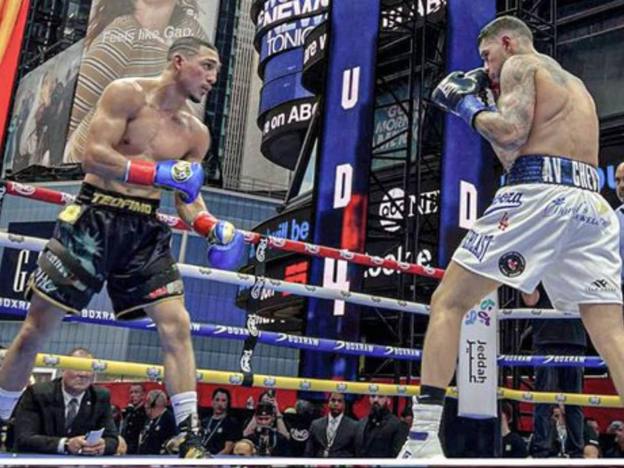 Teófimo López derrota por Decisión Unánime a Arnold Barboza y retiene el cinturón de WBO