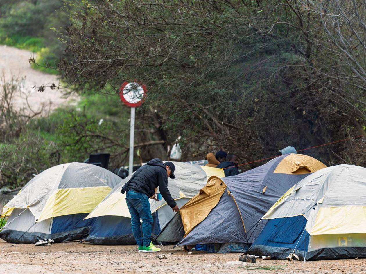 En tiendas de campaña esperan latinos para tramitar asilo en España
