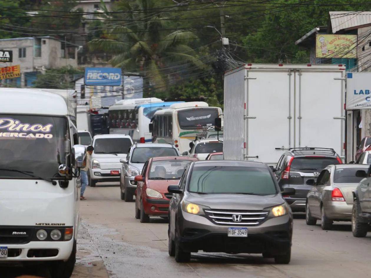 ​​​​​Vehículos abandonados y mal parqueados aumentan tráfico en la capital