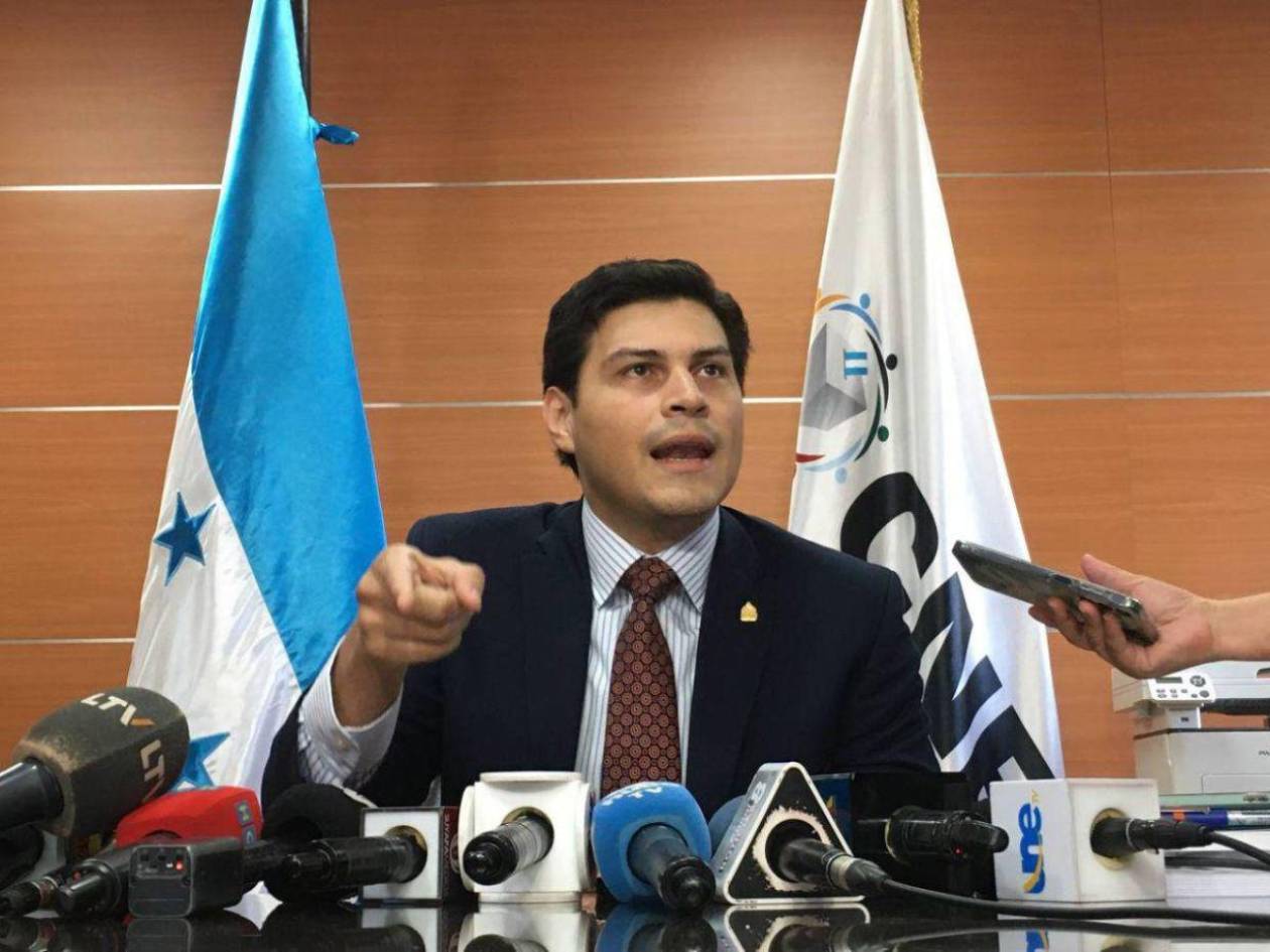 Señalan a Marlon Ochoa de crear déficit en transporte al desviar flota en las primarias