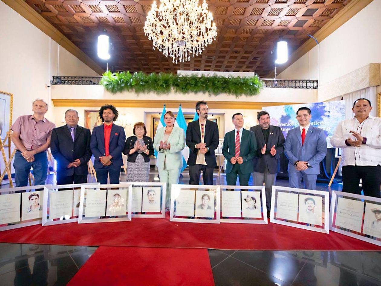 Xiomara Castro entrega premios Mártires de la Resistencia a periodistas