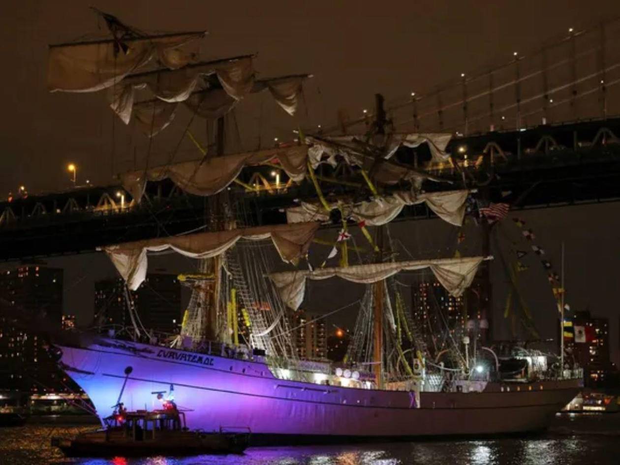Velero Cuauhtémoc choca con el puente de Brooklyn; se reportan múltiples heridos