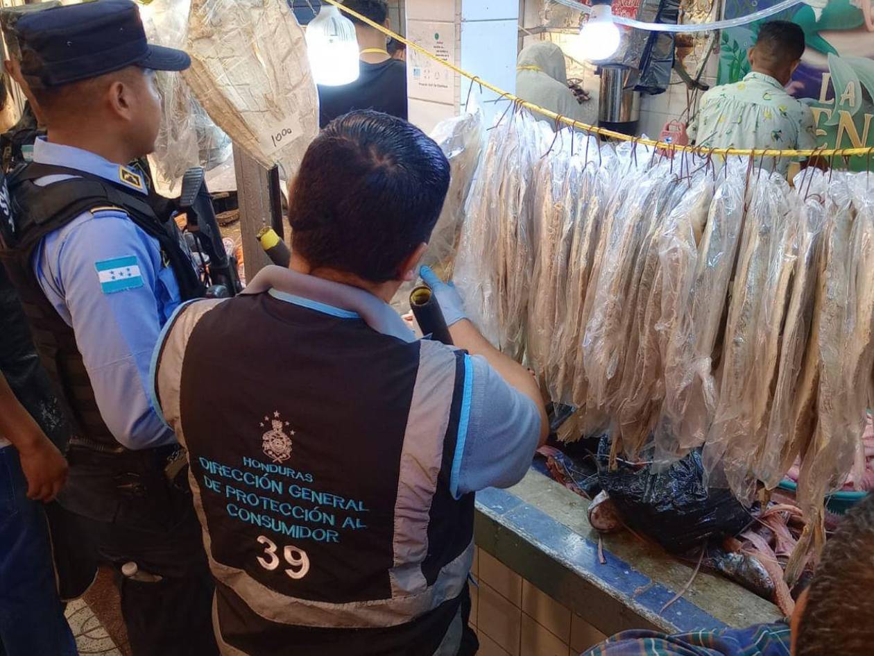 Autoridades decomisan pescado seco en mal estado en mercados de Tegucigalpa