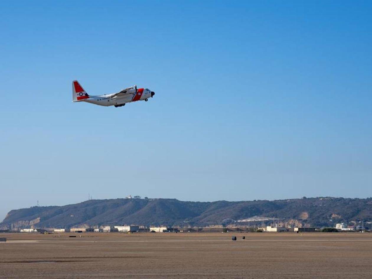 Guardia Costera en California envía vuelos con migrantes a Texas para su deportación