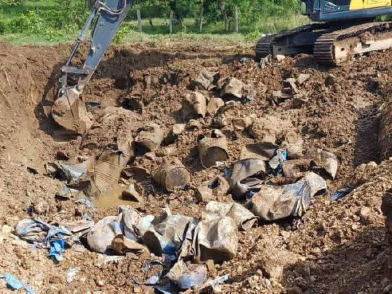 Encuentran 30 barriles con precursores químicos en propiedad de Magdaleno Meza