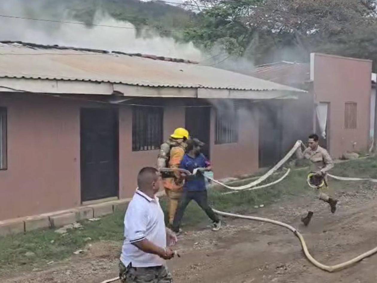 Hombre intentó incendiar cuartería con su esposa e hijos dentro
