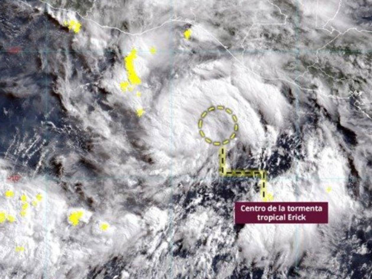 México eleva alertas por evolución del huracán Erick en el Pacífico