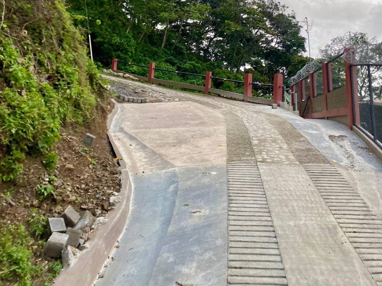 Vecino retira bloques de la vía tras orden de Alcaldía y presión vecinal