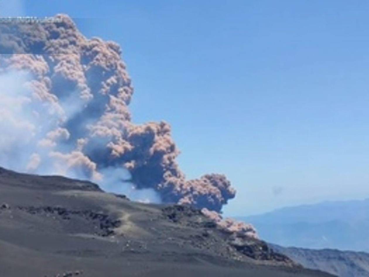 El volcán Etna entra en erupción y provoca temblores intensos